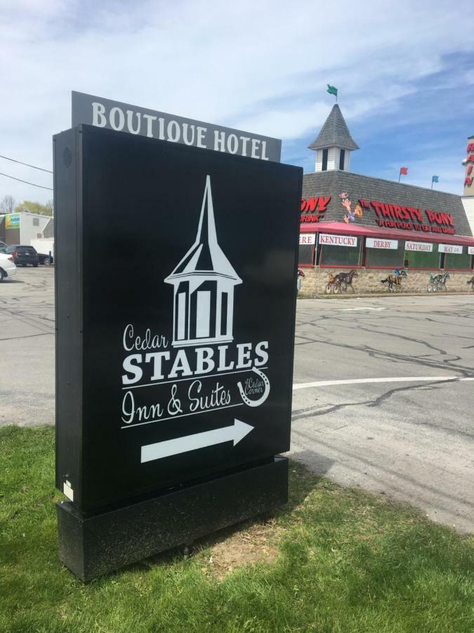 סנדוסקי Cedar Stables Inn & Suites מראה חיצוני תמונה